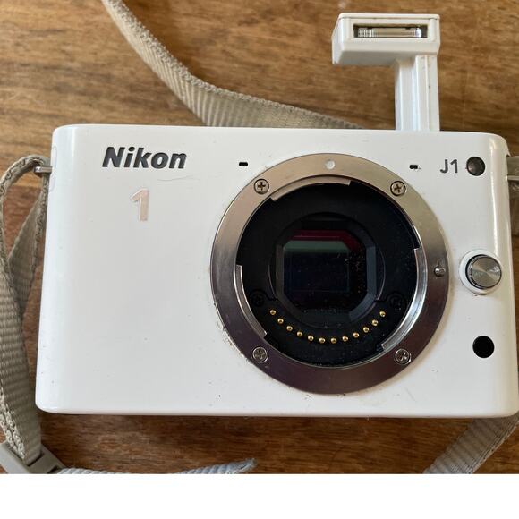 *as-is / parts* Nikon J1 white (shutter count: 6191) *as-is / parts*